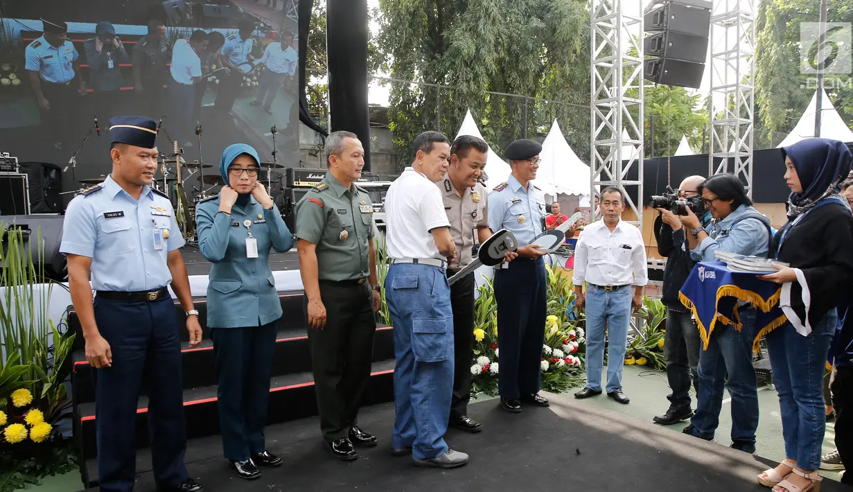 Dirut Asabri Sonny Widjaja memberi kunci kendaraan secara simbolis saat HUT ke-47 Asabri, Jakarta, Jumat (3/8). Asabri berbagi dengan pesertanya melalui  pemberian bantuan 4 unit ambulance dan bantuan untuk anak yatim piatu. (Liputan6.com/Pool/Asabri)