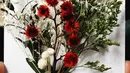 Dalam postingan foto itu, undangan tersebut terlihat berwarna putih dengan bagian depan yang dihiasi seikat bunga. (Foto: instagram.com/supafunkboy)