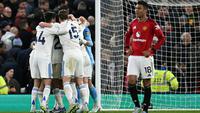 Para pemain Leeds United merayakan kemenangan saat peluit akhir dibunyikan dalam pertandingan Premier League antara Manchester United melawan Leeds United di Old Trafford, Manchester, Inggris barat laut, pada 13 April 2026. Leeds memenangkan pertandingan tersebut dengan skor 2-1. (Paul ELLIS / AFP)