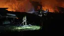 Petugas pemadam kebakaran Ukraina memadamkan api di sebuah gudang setelah serangan drone Rusia di wilayah Kyiv, Ukraina, pada 20 September 2026, di tengah invasi Rusia ke Ukraina.(Genya SAVILOV / AFP)