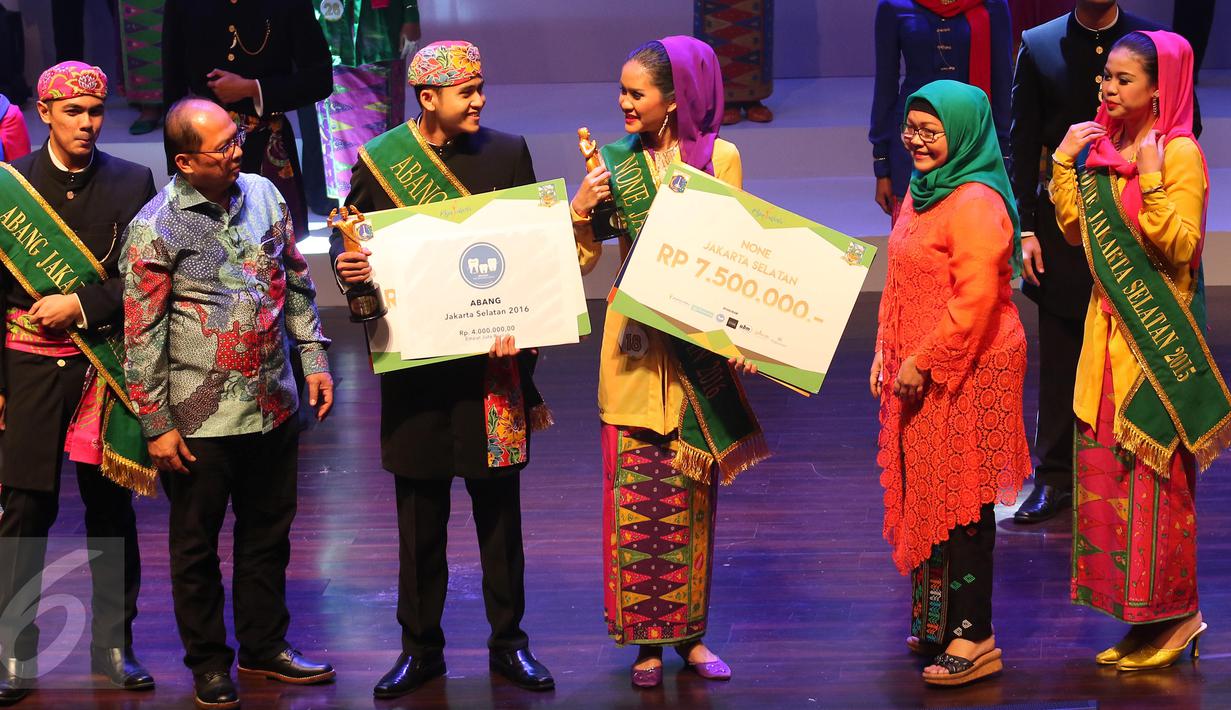 Peserta Dony Febriansyah (ketiga kiri) dan Syarifa Nadira Putri (ketiga kanan) saat terpilih menjadi Abang None Jakarta Selatan 2016 dalam ajang pemilihan Abang None Jaksel 2016 di Jakarta, Jumat (20/5). (Liputan6.com/Angga Yuniar)