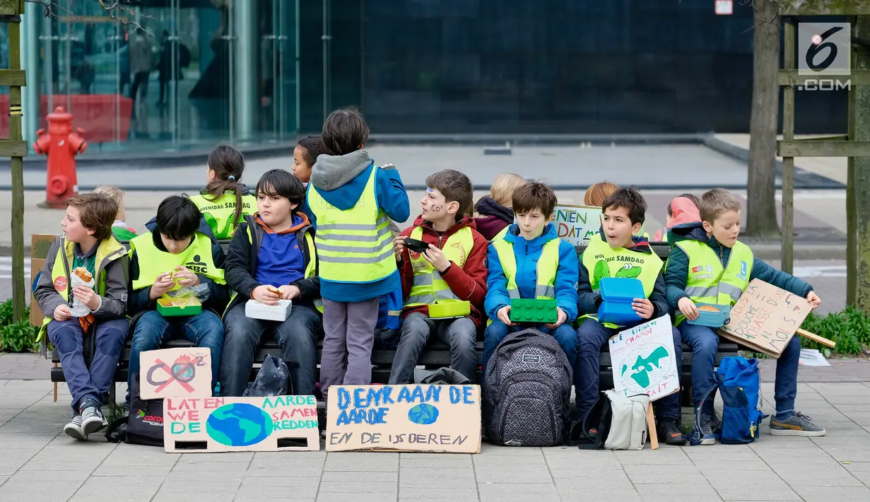 Pelajar Belgia beristirahat saat menggelar unjuk rasa masalah perubahan iklim di kantor Uni Eropa, Brussels, Belgia, Kamis (21/2). Pelajar Belgia bolos setiap Kamis untuk terus menyuarakan masalah perubahan iklim. (Liputan6.com/HO/Arie Asona)
