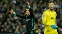 Pemain Real Madrid, Cristiano Ronaldo bereaksi selama pertandingan keempat Grup H Liga Champions melawan Tottenham Hotspur di Stadion Wembley, Rabu (1/11). Tottenham Hotspur melangkah ke babak 16 besar setelah menang 3-1. (AP/Tim Ireland)