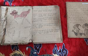 Salah satu bagian naskah kuno Patambaan berusia satu abad koleksi Museum Prabu Siliwangi, Sukabumi. (Liputan6.com/Fira Syahrin)