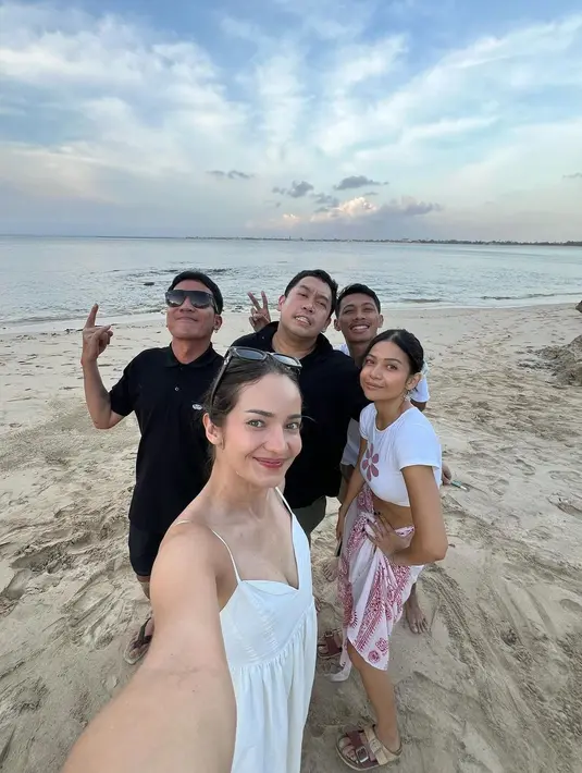 Enzy juga menunjukkan kecantikan alaminya dengan pulasan makeup natural. Penampilan Enzy pun banjir pujian dari netizen.