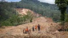 Relawan penyelamat berdiri di lokasi longsor, Desa Situkung, Banjarnegara, Jawa Tengah, pada Selasa 18 November 2025. Hingga Selasa (18/11/2025), jumlah korban tewas yang terkonfirmasi akibat bencana longsor di Dusun Situkung, Desa Pandanarum, Banjarnegara, Jawa Tengah, mencapai dua orang. (DEVI RAHMAN/AFP)