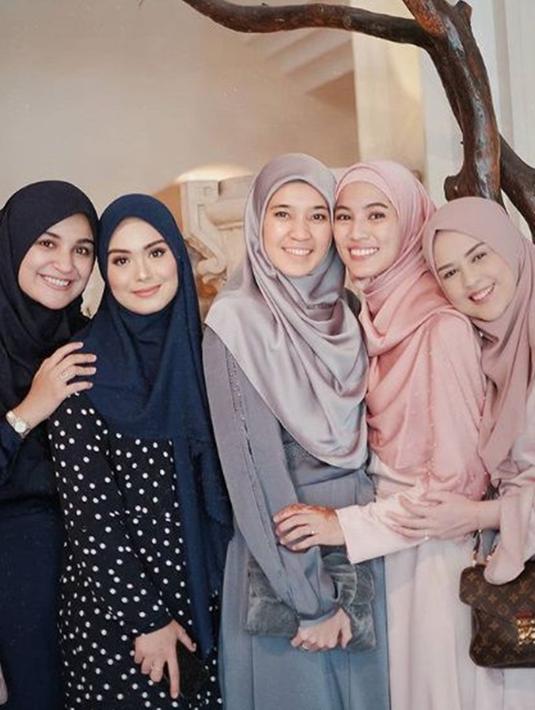 Meski menjadi artis yang bergelimang harta, Dhini Aminarti dan Alyssa Soebandono tetap tampil sederhana. Bersama sahabat artis yang lain, keduanya termasuk yang lebih sering memakai makeup tipis dan simpel. Para hijabers ini tampil kompak dengan busana hijab santun. (Liputan6.com/IG/@ichasoebandono)