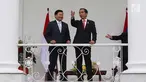 Presiden Joko WIdodo (Jokowi) berbincang dengan PM Republik Demokratik Rakyat Laos Thongloun Sisoulith di beranda Istana Bogor, Jawa Barat, Kamis (12/8). Jokowi menyambut PM Thongloun dengan upacara resmi kenegaraan. (Liputan6.com/Angga Yuniar)