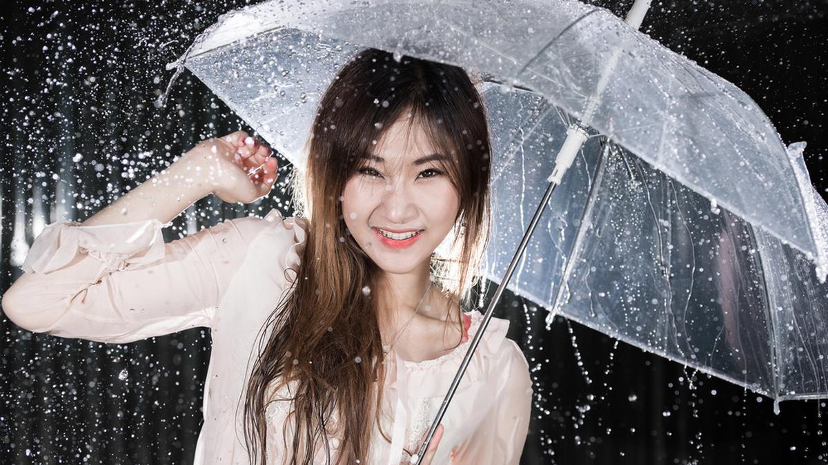 Item Fashion Wajib untuk OOTD Stylish di Musim Hujan, Belanja Hemat lewat SPayLater Super Festival