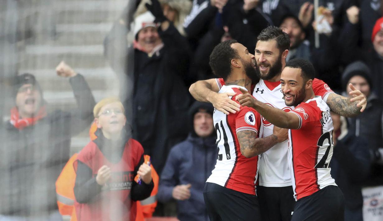Para pemain Southampton merayakan gol yang dicetak oleh Charlie Austin pada laga Premier League di Stadion St Mary's, Minggu (10/12/2017). Arsenal bermain imbang 1-1 dengan Southampton. (AP/Adam Davy)