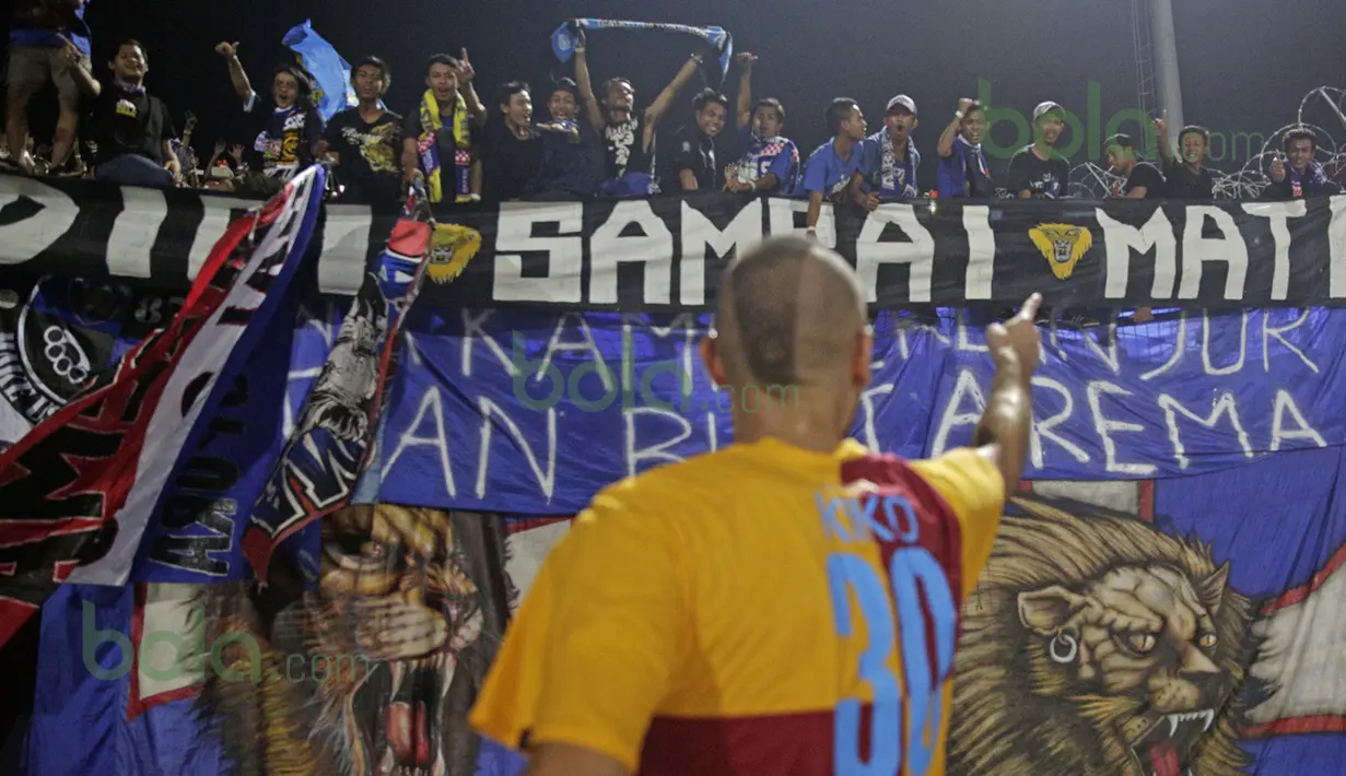 Kiko Insa, pemain Arema Cronus merayakan kemenangan atas Persib Bandung bersama Aremania di turnamen sepak bola Bali Island 2016 di Stadion Kapten I Wayan Dipta, Gianyar, Bali Selasa (23/2/2016). (Bola.com/Peksi Cahyo)