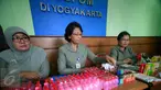 Petugas menunjukan barang bukti berupa jamu dan alat kosmetik berbahaya berbahan kimia di BPOM DIY, Yogyakarta, Senin (2/5/2016).Total penemuan produk ilegal sekitar 231,8 juta.(Boy Harjanto)