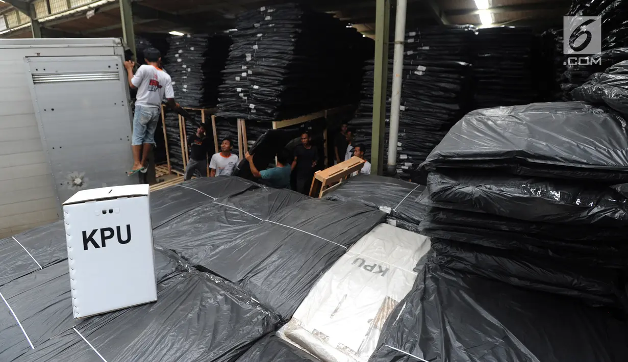 Petugas menata kotak suara Pemilu 2019 di Gudang KPU Kabupaten Bogor, Pondok Rajeg, Bogor, Rabu (14/11). KPU setempat menerima 75.115 kotak suara yang terbuat dari karton kedap air untuk menghadapi Pileg dan Pilpres 2019. (Merdeka.com/Arie Basuki)