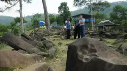 Sebuah tanda cekuk pada batuan yang ada di areal situs Gunung Padang di Kampung Cimanggu, Cianjur, Jawa Barat, diyakini sebagai tapak "Maung" atau Manusia Unggul, (19/9/2014). (Liputan6.com/Helmi Fithriansyah)