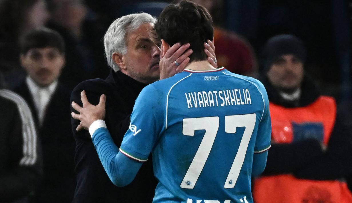 Pelatih AS Roma, Jose Mourinho (kiri) berbicara dengan striker Napoli, Khvicha Kvaratskhelia pada laga pekan ke-17 Liga Italia 2023/2024 di Olympic Stadium, Roma, Minggu (24/12/2023) dini hari WIB. (AFP/Tiziana Fabi)