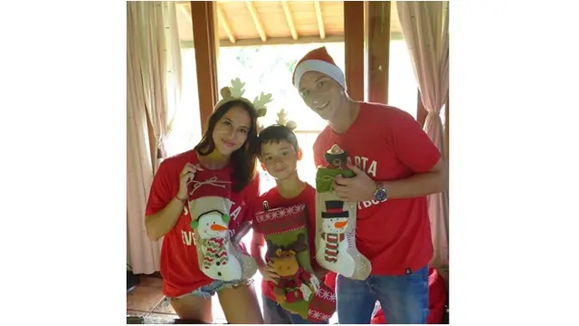 Mike dan Janisaa juga merayakan natal bersama, banyak netizan yang mendoakan keduanya untuk segera menikah.