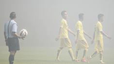 Suasana turunkan kabut asap akibat suar yang dinyalakan oleh suporter Persib Bandung saat laga melawan PS Polri di Stadion Wibawa Mukti, Bekasi. (Bola.com/Vitalis Yogi Trisna)