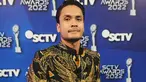 Tak hanya kemampuan akting yang ditunjukkan Randy Pangalila mengenakan batik pada acara tersebut yang membuat banyak netizen terpesona, terlihat makin gagah dan berkarisma. Penampilannya saat mengenakan kemeja batik membuat dirinya menjadi trending topic di Twitter. (Liputan6.com/IG/@randpunk)