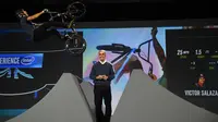 Pengendara sepeda BMX Victor Salazar melompati CEO Intel Corp Brian Krzanich di CES 2016 di The Venetian Las Vegas, Nevada (5/1/2015). (ETHAN MILLER/GETTY IMAGES NORTH AMERICA/AFP)