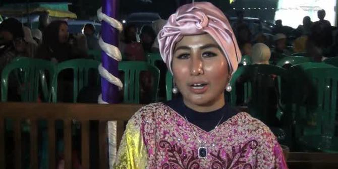 Ratna Dilla Berbagi dan Mengajarkan Kebaikan pada Anak