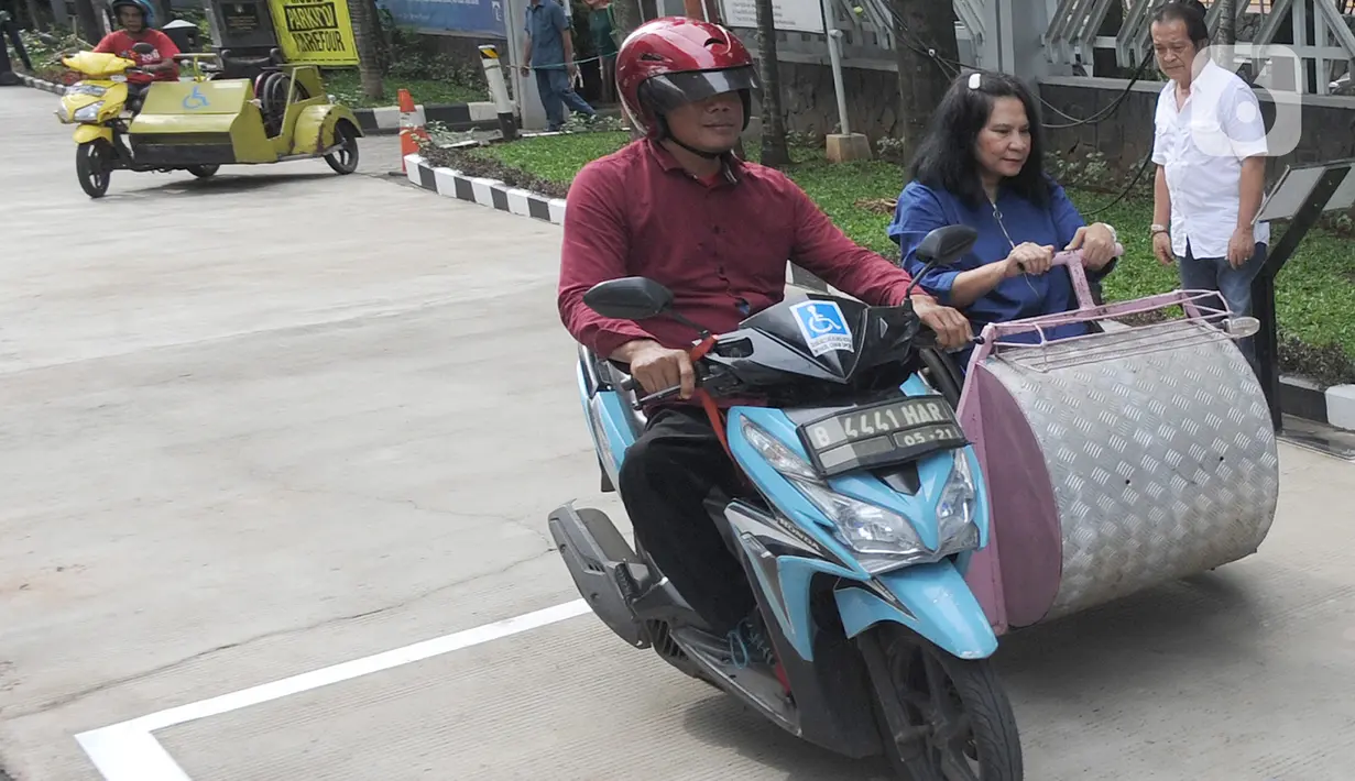 Penyandang disabilitas seusai memarkirkan kendaraan pada area parkir khusus di Stasiun MRT Lebak Bulus, Jakarta, Kamis (20/02/202020). Mulai hari ini penyandang disabilitas pengguna MRT dapat memarkirkan kendaraan mereka secara gratis di lokasi yang disediakan pihak MRT. (merdeka.com/Arie Basuki)