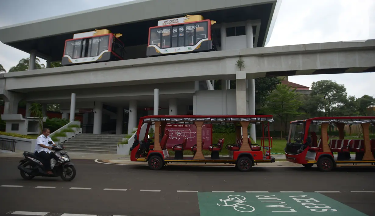 Pengendara motor melintas di Taman Mini Indonesia Indah (TMII) dengan wajah baru di Jakarta Timur, Rabu (16/11/2022). Pengelola TMII akan melakukan uji coba buka untuk  umum pada 20 November 2022 dengan kuota 5000 orang  selama berlangsung,  dengan membeli tiket secara onlie di website TMII. (merdeka.com/Imam Buhori)