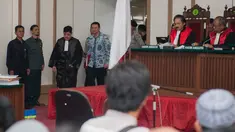 Basuki Tjahaja Purnama (Ahok) memasuki ruang sidang di Auditorium Kementerian Pertanian, Jakarta Selatan, Selasa (10/1). Sidang kelima kasus dugaan penistaan agama tersebut beragendakan pemeriksaan saksi-saksi dari JPU. (Liputan6.com/Hendra Setyawan/Pool)