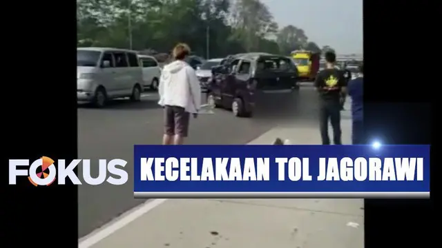 Kecelakaan disebabkan karena mobil mengalami pecah ban belakang yang mengakibatkan kendaraan oleng dan terguling.