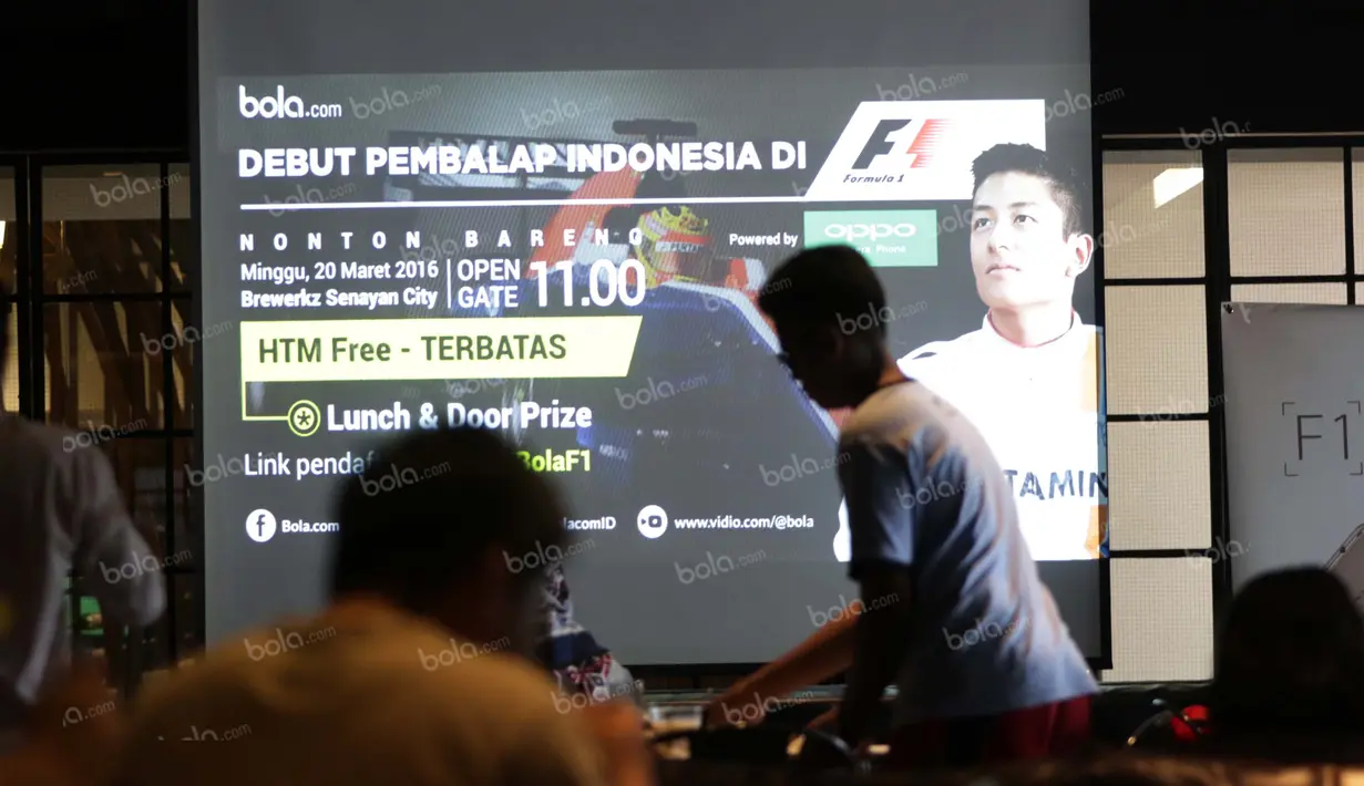 Penggemar Rio Haryanto tengah bersiap menyaksikan balapan perdana Formula 1 Australia leawat acara Nonton bareng di Resotran Brewerkz, Senayan City, Jakarta, Minggu (20/3/2016).  (Bola.com/Nicklas Hanoatubun)