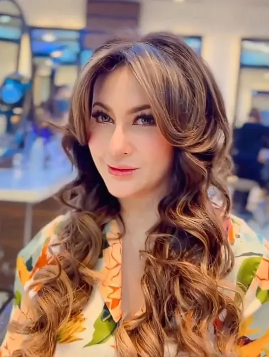 Diana Pungky tampil luar biasa cantik di foto ini. Menampilkan dirinya setelah menata rambutnya di salon, Diana Pungky tampil awet muda dan cantik dengan kulit putih yang sehat dan rambut panjangnya yang ditata bergelombang. Foto: Instagram.