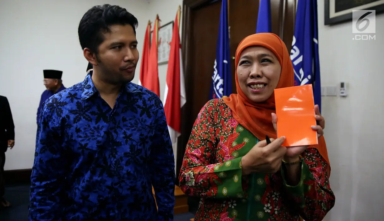alon Gubernur dan Wagub Jawa Timur, Khofifah Indar Parawansa (kiri) dan Emil Dardak (kanan) usai memberikan keterangan pers Persetujuan Pasangan Cagub dan Cawagub Jawa Timur di Kantor Partai Nasdem, Jakarta, Selasa (2/1). (Liputan6.com/Johan Tallo)