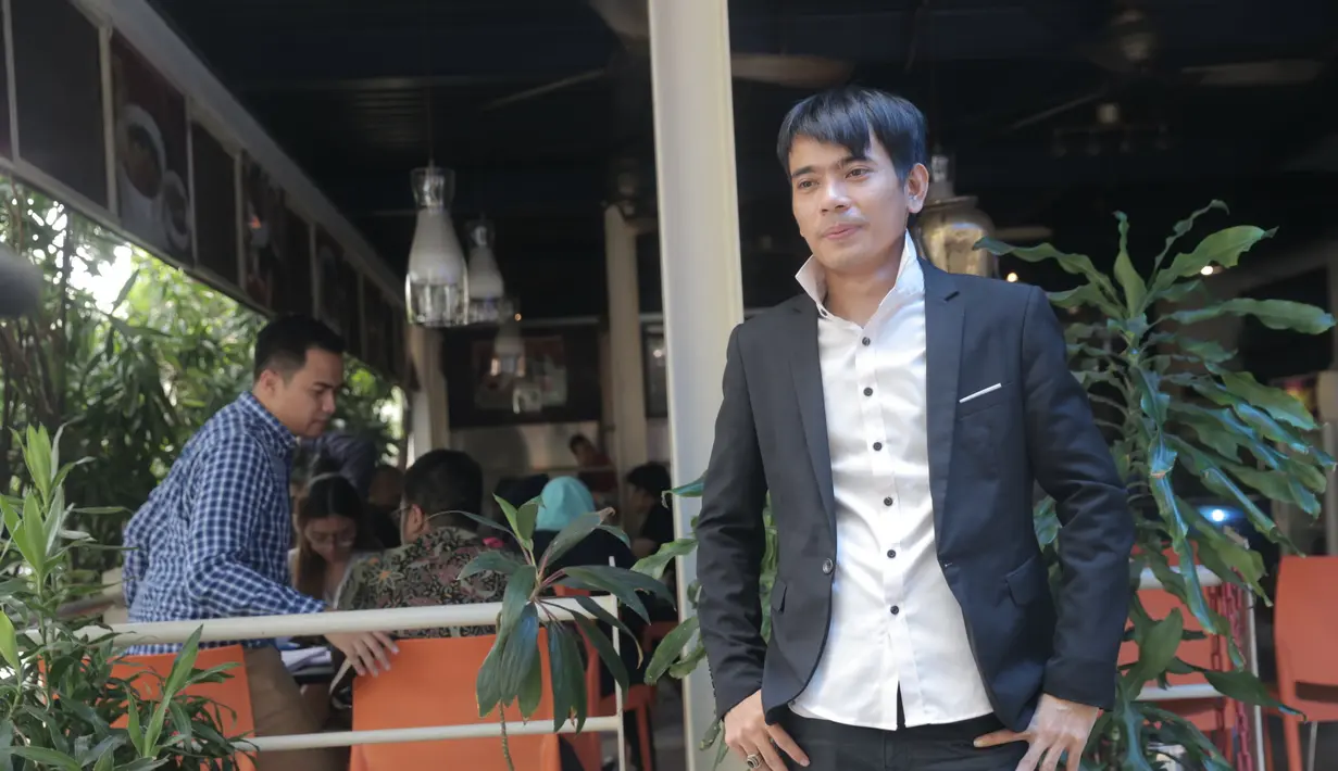 Masih menurut kuasa hukum Aris, setelah menunggu beberapa bulan tidak ada permohonan maaf, kini sudah tidak berlaku lagi. Itu salah satu alasan kenapa Aris melaporkan ke Polres Jakarta Selatan. (Nurwahyunan/Bintang.com)