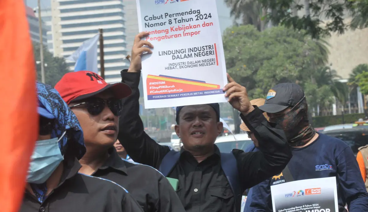 Para buruh mendesak pemerintah mencabut Permendag No 8/2024 tentang Kebijakan dan Pengaturan Impor. (merdeka.com/Imam Buhori)