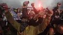 Namun sangat disayangkan, momen bersejarah perayaan juara BRI Liga 1 Indonesia 2024-2025 dinidai dengan ulah sejumlah supporter yang masuk ke lapangan. (Timur Matahari/AFP)