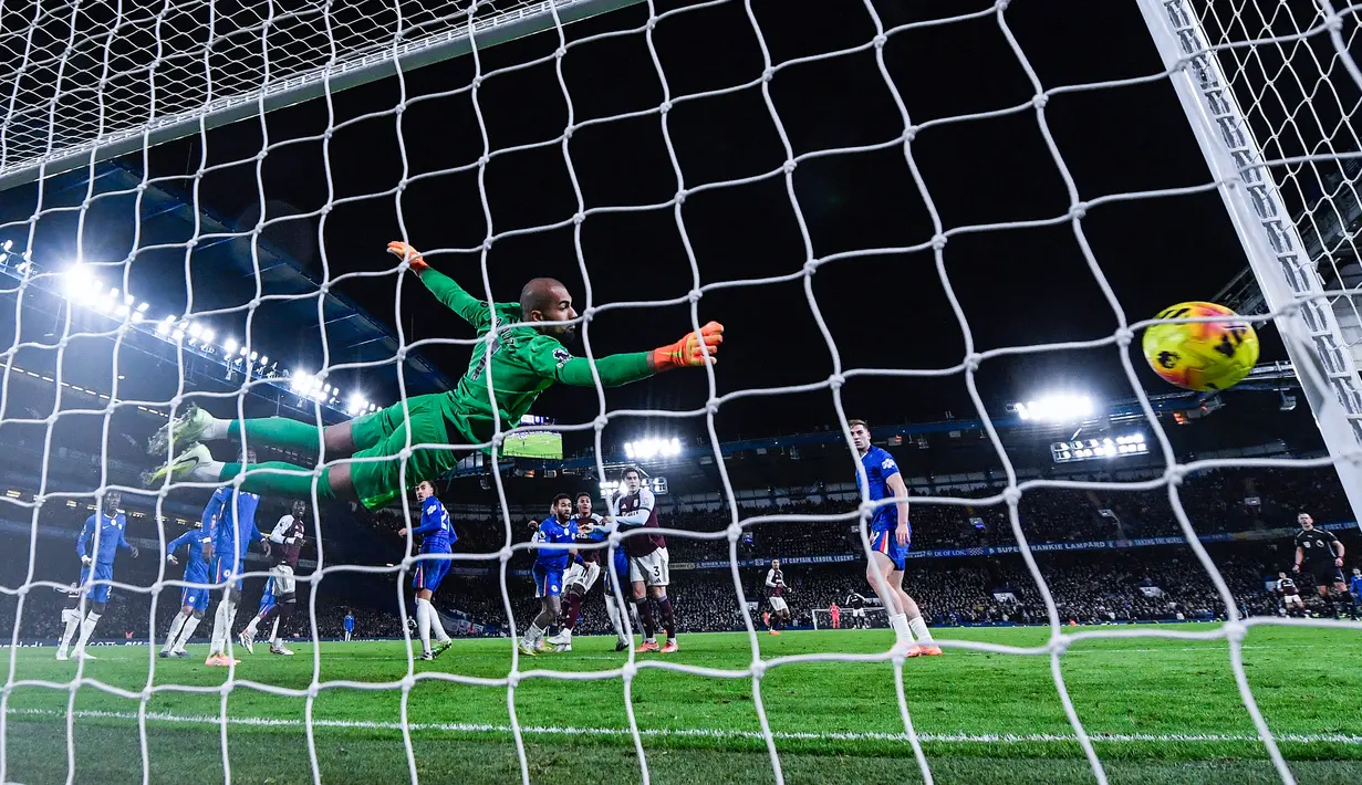 Tuan rumah sempat unggul lebih dulu lewat gol Joao Pedro menjelang akhir babak pertama. Namun, penampilan impresif Ollie Watkins di paruh kedua mengubah arah pertandingan sepenuhnya. (AFP/Glyn Kirk)