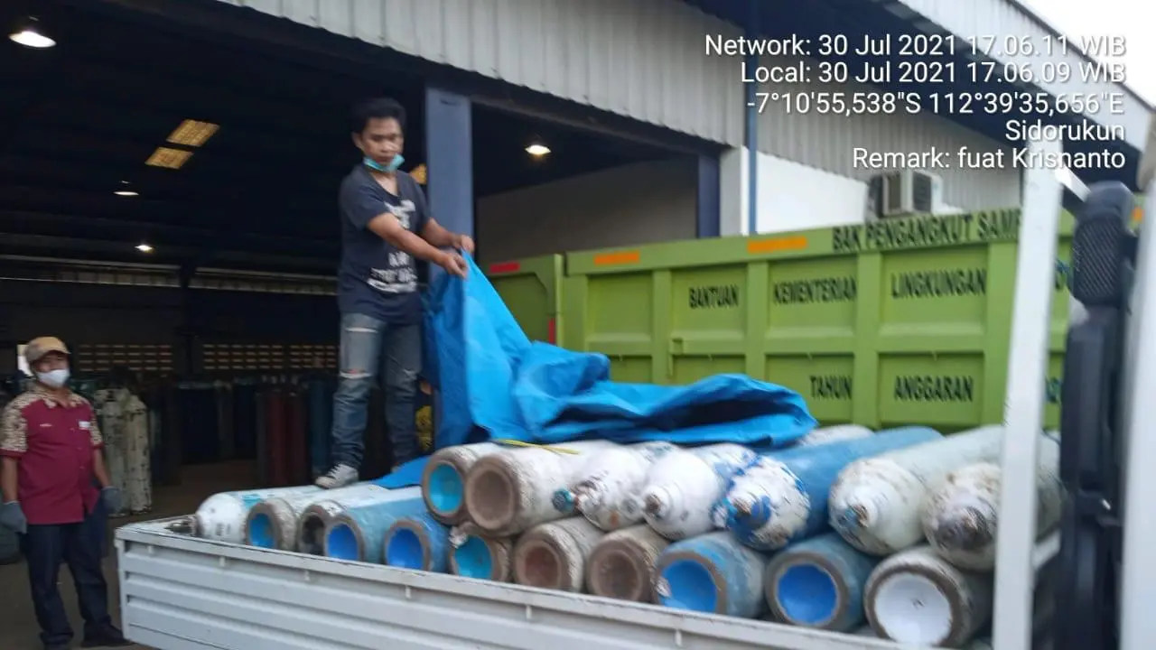 Tabung oksigen donasi Kagama Jatim dibagikan ke rumah sakit. (Dian Kurniawan/Liputan6.com)