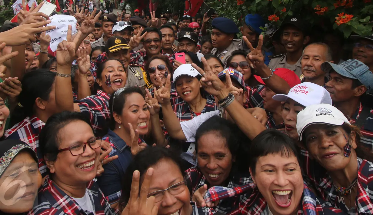 Cawagub DKI Jakarta, Djarot Saiful Hidayat foto bersama saat berkunjung ke Kampung Ambon, Cengkareng, Jakarta Barat, Kamis (2/2). Dalam kesempatan tersebut Djarot meminta kepada masyarakat untuk memerangi narkoba. (Liputan6.com)