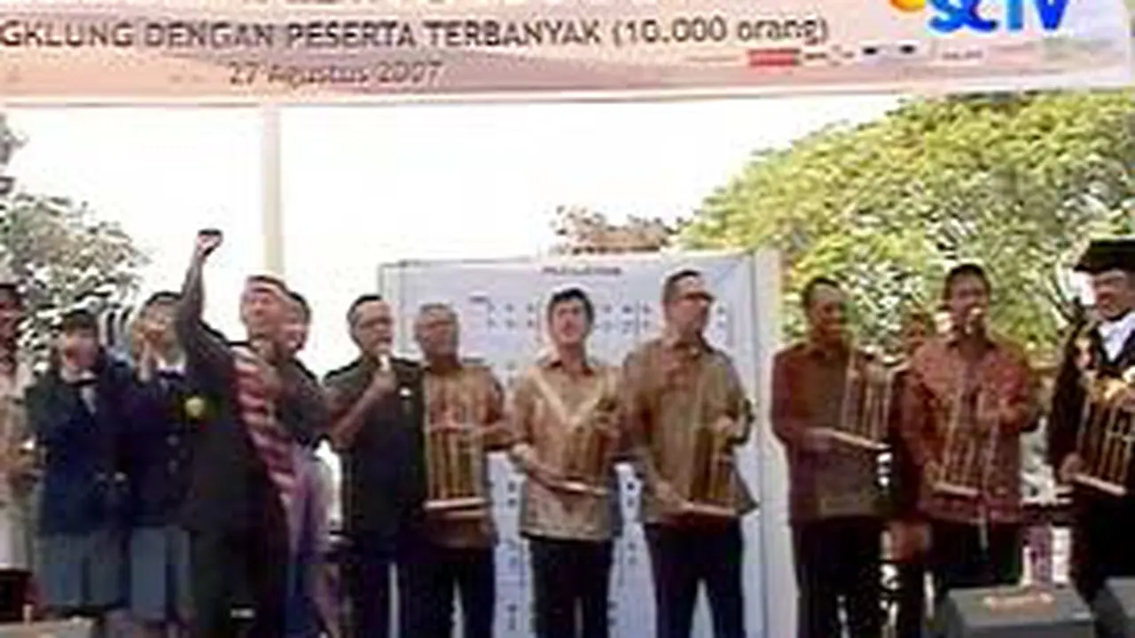 Main Angklung Massal Memecahkan Rekor MURI