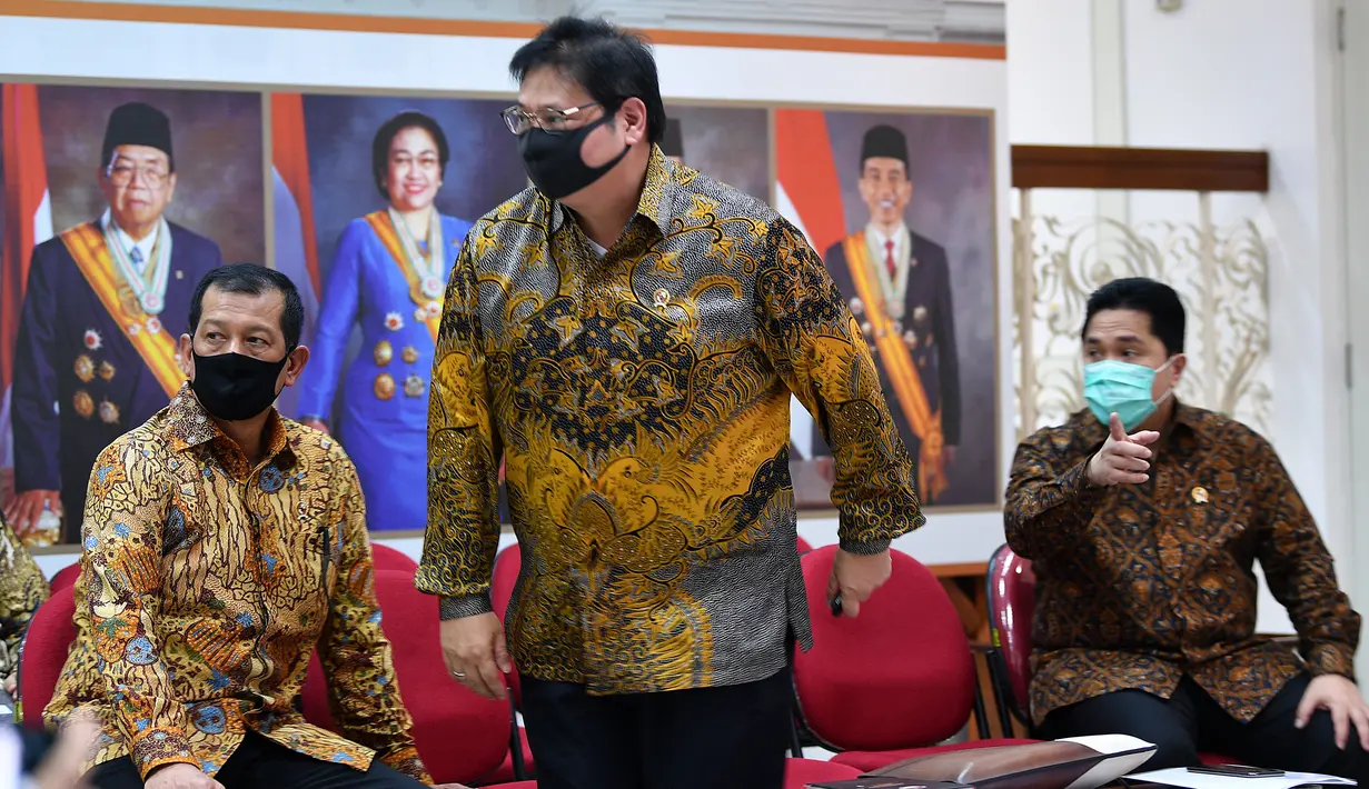 Menko Perekonomian Airlangga Hartarto bersiap jumpa pers usai bertemu Presiden Joko Widodo di Kantor Presiden, Jakarta, Senin (20/7/2020). Jokowi menandatangani Peraturan Pemerintah (PP) tentang pembentukan Tim Pemulihan Ekonomi Nasional dan Penanganan Covid-19. (ANTARA FOTO/Sigid Kurniawan/POOL)