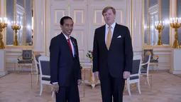 Presiden Joko Widodo berfoto bersama dengan Raja Belanda Willem-Alexander saat kunjungannya ke Istana Noordeinde, Den Haag, Jumat (22/4). Pertemuan di Negeri Kincir Angin ini merupakan kunjungan resmi dengan misi ekonomi. (Foto: Laily Rachev/Setpres RI)