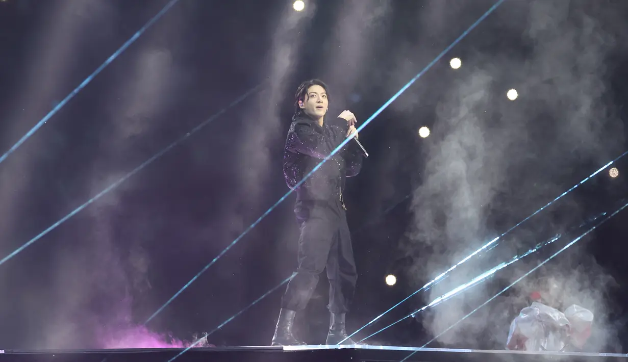 <p>Aksi Jungkook saat tampil di atas panggung dalam upacara pembukaan Piala Dunia Qatar 2022, di Stadion Al Bayt di Al Khor, Qatar, Minggu (20/11/2022). Sepanjang penampilannya, Jungkook BTS tampil begitu energik, seolah ingin menularkan semangat kepada para penonton juga ARMY di seluruh dunia yang telah menantikan penampilannya di Upacara Pembukaan Piala Dunia 2022. (AFP/Karim Jaafar)</p>