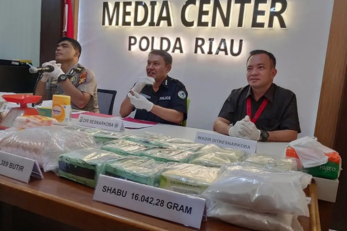 Puluhan kilogram sabu dan ratusan ribu butir pil ekstasi sitaan Polda Riau selama Operasi Anti Narkoba.