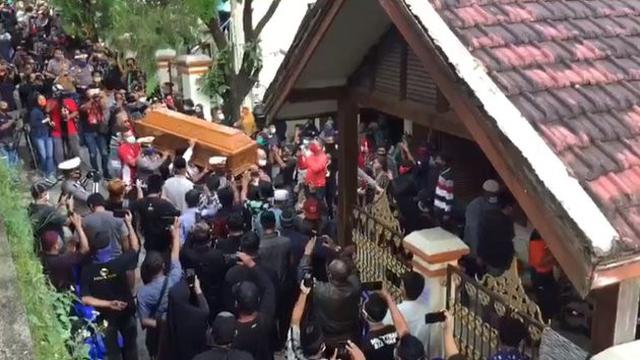 Potret suasana pemakaman Didi Kempot