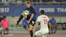 Striker Inter Milan, Andrea Pinamonti, berusaha melewati bek Lyon, Jeremy Morel, pada laga International Champions Cup di Nanjing Olympic Sports Center, Jiangsu, Senin (24/7/2017). Inter Milan menang 1-0 atas Lyon. (AFP)