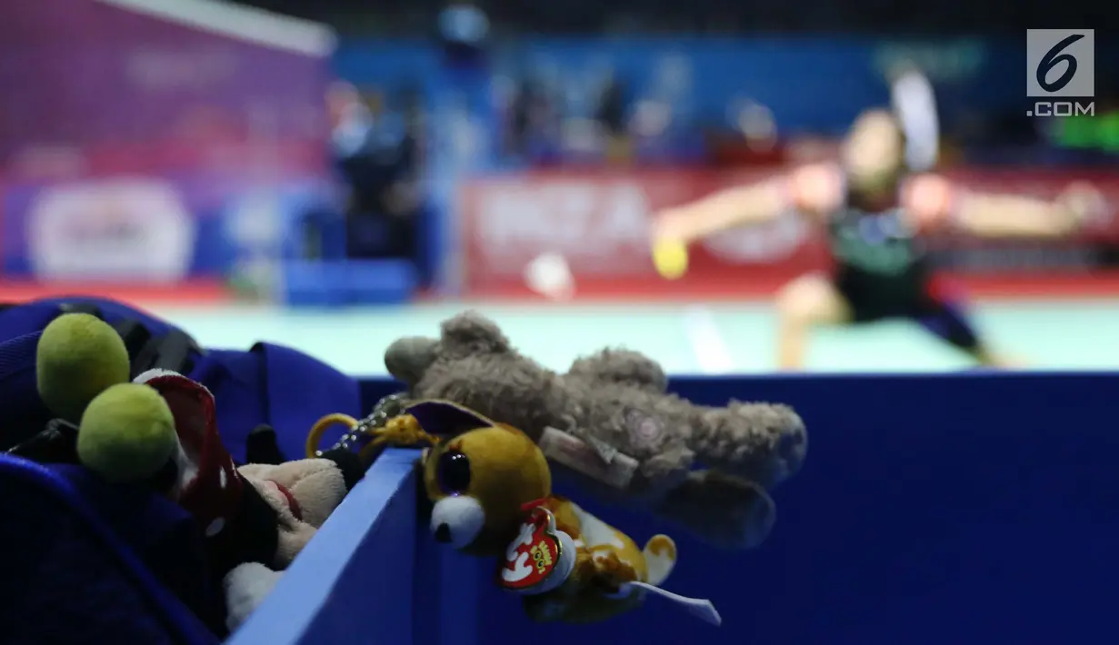Gantungan tas berbentuk boneka-boneka kecil yang digunakan pebulu tangkis tunggal putri Indonesia, Gregoria Mariska Tunjung terlihat saat melawan Ratchanok Intanon (Thailand) di babak 16 besar Indonesia Open 2019 di Istora Senayan, Jakarta, Kamis (18/7/2019). (Liputan6.com/Helmi Fithriansyah)