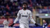 Pemain Juventus Moise Kean melakukan selebrasi usai mencetak gol ke gawang Bologna dalam Coppa Italia di Stadion Renato Dall'Ara, Bologna, Italia, Sabtu (12/1). Juventus menang 2-0 atas Bologna. (AP Photo/Luca Bruno)