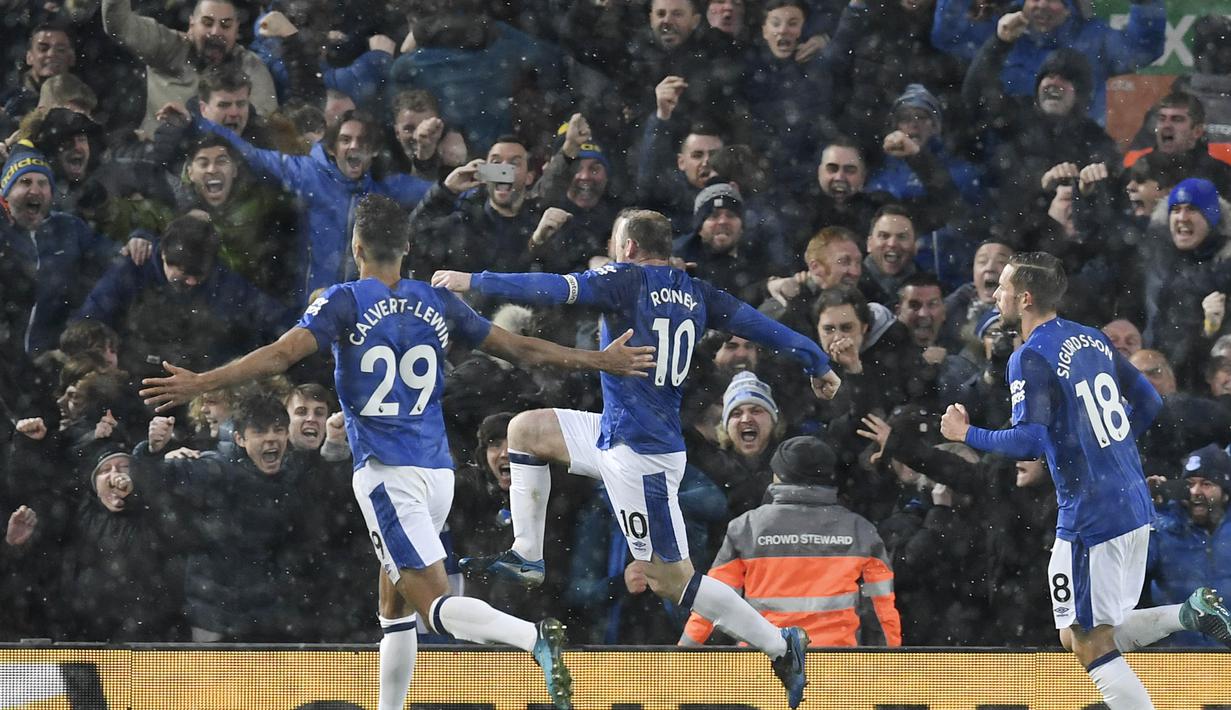 Striker Everton, Wayne Rooney, melakukan selebrasi usai mencetak gol ke gawang Liverpool pada laga Premier League di Stadion Anfield, Minggu (10/12/2017). Laga bertajuk Derbi Merseyside itu berakhir imbang 1-1. (AFP/Paul Ellis)