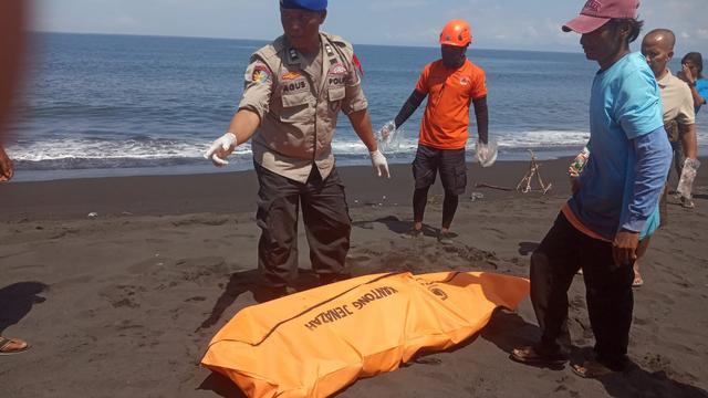 Jenazah lansia yang hanyut terbawa arus singai di Jember ditemukan di pantai Nyamplung Kobong (Istimewa)