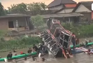 Perahu sound horeg terbalik di sungai