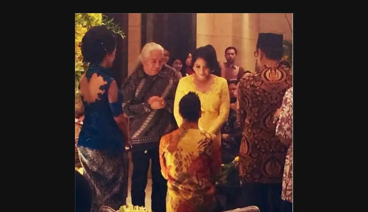 Raffi Ahmad tampak bersimpuh saat mengatakan dirinya akan melamar gadis yang akrab disapa Gigi (Instagram)